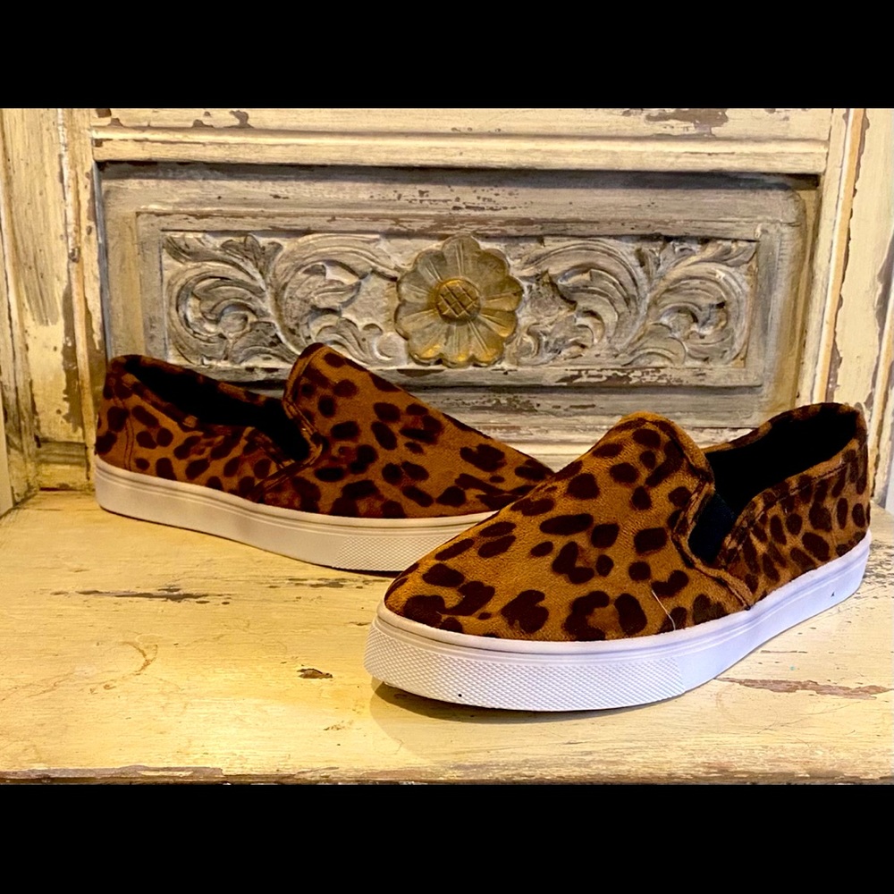 NEVER WORN - cheetah loafer slip on - size 8